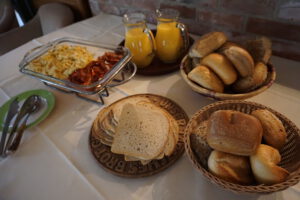 Brot, Brötchen, O-Saft, Bacon, Rührei