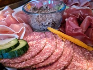 Wurstteller mit Gurke